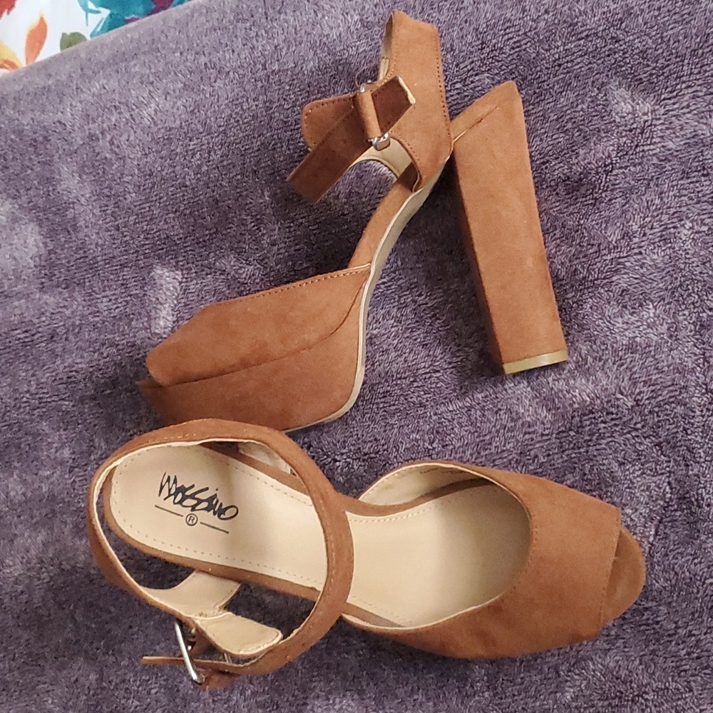 Heels - Picture 2 of 3